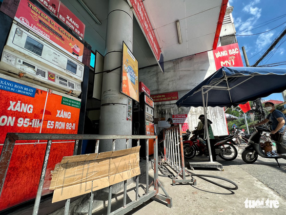 Nhiều cây xăng ở Hà Nội bán cầm chừng, quản lý thị trường nói không phải găm hàng - Ảnh 2.