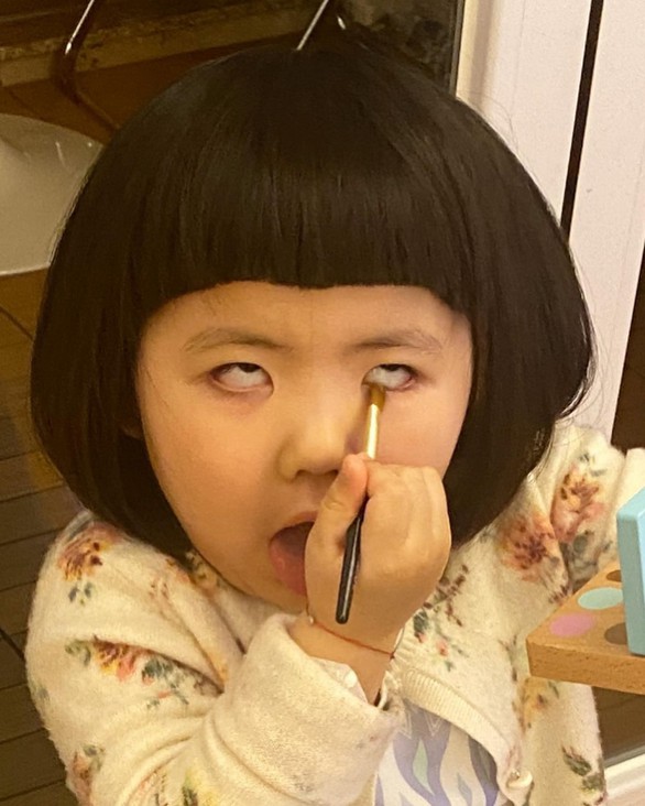 Bé gái 4 tuổi cosplay Halloween khiến netizen xứ Trung dậy sóng - Ảnh 9. Bé gái 4 tuổi cosplay Halloween khiến netizen xứ Trung dậy sóng - Ảnh 9.