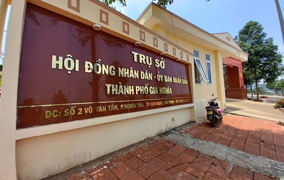 Bắt khẩn cấp cán bộ phòng tài nguyên và môi trường liên quan nhận hối lộ - Ảnh 1.