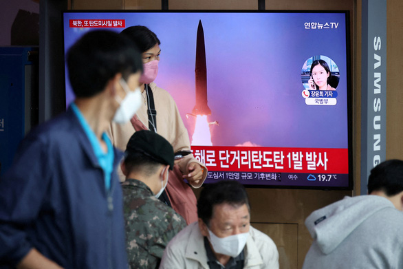 Triều Tiên lại phóng tên lửa ra biển phía đông Hàn Quốc - Ảnh 1.