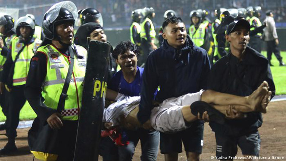 Thảm kịch 125 người chết ở Kanjuruhan là tai họa được báo trước của bóng đá Indonesia - Ảnh 1.