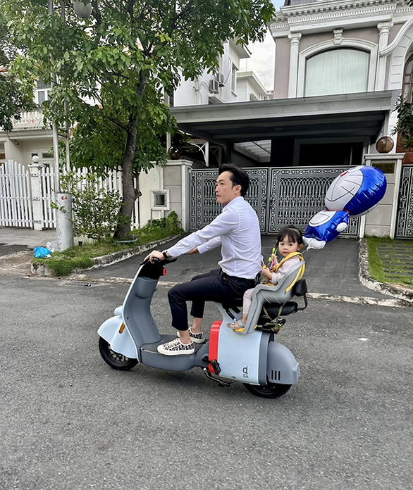 Ảnh vui sao Việt 4-10: Con gái quấn quýt Cường Đôla - Ảnh 1. Ảnh vui sao Việt 4-10: Con gái quấn quýt Cường Đôla - Ảnh 1.