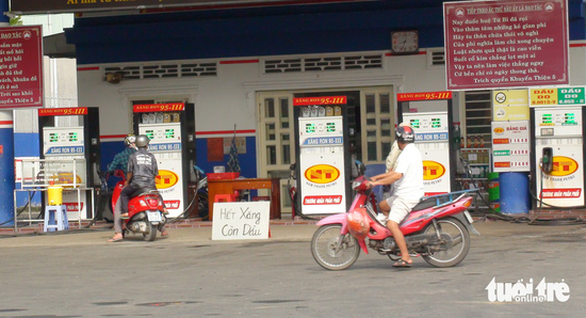 Tái diễn tình trạng treo bảng hết xăng, bán xăng nhỏ giọt tại An Giang - Ảnh 2.