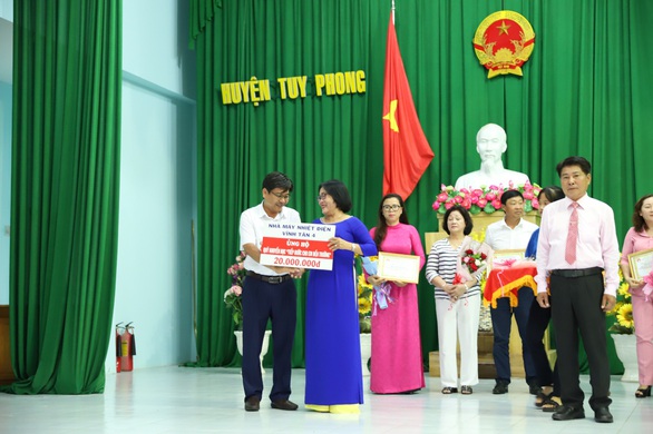 Góp sức nối dài ước mơ cho trẻ em nghèo đến trường - Ảnh 3. Góp sức nối dài ước mơ cho trẻ em nghèo đến trường - Ảnh 3.