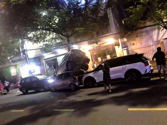 Truy tìm tài xế lái xe hơi tông liên hoàn 4 xe khác trên đường phố Nha Trang - Ảnh 2.