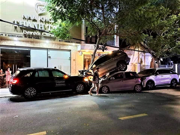 Truy tìm tài xế lái xe hơi tông liên hoàn 4 xe khác trên đường phố Nha Trang - Ảnh 1.