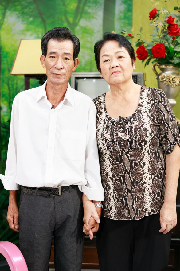 MC Quyền Linh giúp cặp đôi Tình trăm năm tìm được người thân sau 42 năm thất lạc - Ảnh 1.