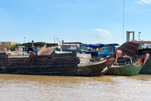 Cát tặc tự đánh chìm 2 tàu bơm hút cát trên sông Đồng Nai - Ảnh 2.