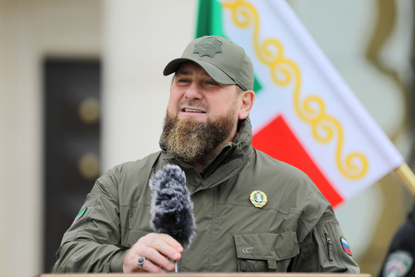 Lãnh đạo Chechnya khoe được Tổng thống Putin thăng hàm thượng tướng - Ảnh 1.