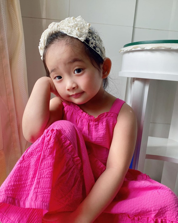 ‘Mợ chảnh’ nhà Khánh Thi tạo dáng như người mẫu chuyên nghiệp - Ảnh 6. ‘Mợ chảnh’ nhà Khánh Thi tạo dáng như người mẫu chuyên nghiệp - Ảnh 6.
