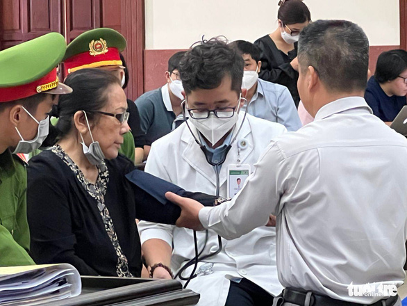 Bác sĩ tới khám tâm thần tại tòa, khẳng định bà Dương Thị Bạch Diệp đủ sức khỏe - Ảnh 2.