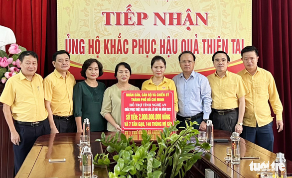TP.HCM trao 2 tỉ đồng hỗ trợ bà con Nghệ An thiệt hại do mưa lũ - Ảnh 1.