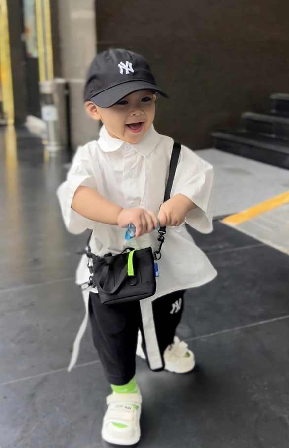 Con trai Quế Vân ăn diện sành điệu, ngầu như Fashionista nhí - Ảnh 3. Con trai Quế Vân ăn diện sành điệu, ngầu như Fashionista nhí - Ảnh 3.