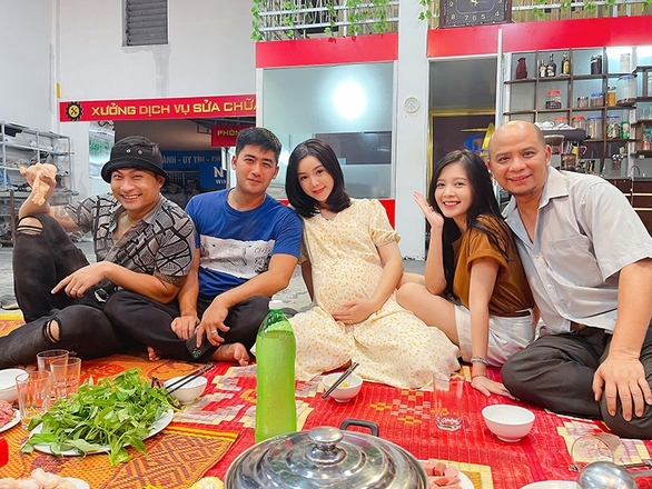 Ảnh vui sao Việt 6-10: Nhã Phương nhắng nhít bên ông xã Trường Giang - Ảnh 2. Ảnh vui sao Việt 6-10: Nhã Phương nhắng nhít bên ông xã Trường Giang - Ảnh 2.