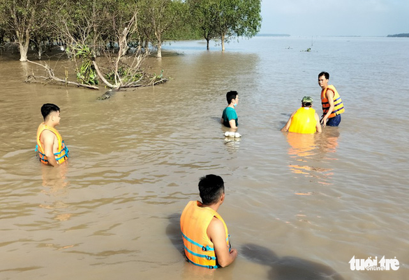 Phát hiện quả bom nặng 350kg còn nguyên ngòi nổ trên bãi biển Trà Vinh - Ảnh 2.