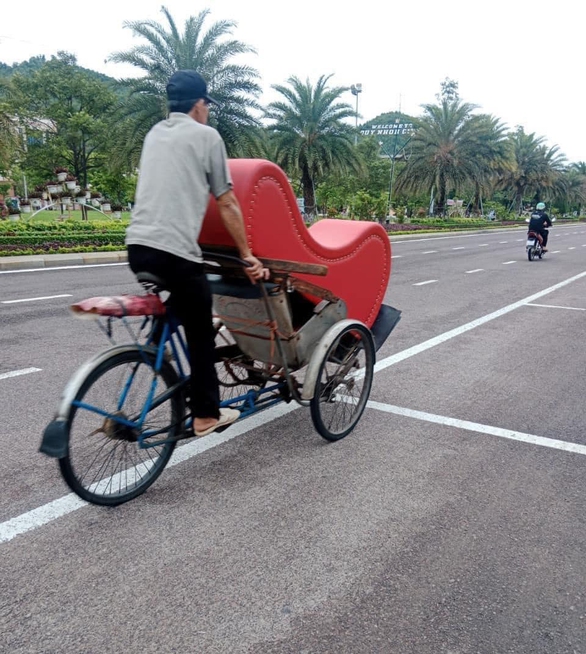 Ảnh vui 8-10: Chú chó tập trung cao độ lái xe - Ảnh 2. Ảnh vui 8-10: Chú chó tập trung cao độ lái xe - Ảnh 2.