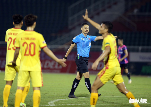 Trọng tài FIFA Ngô Duy Lân mắc lỗi nhận định khi cho Sài Gòn hưởng 11m - Ảnh 1.