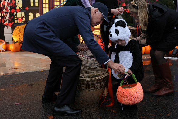 Hình ảnh vợ chồng tổng thống Mỹ chào đón trẻ em vui lễ Halloween ở Nhà Trắng - Ảnh 3.