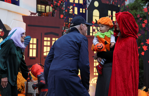 Hình ảnh vợ chồng Tổng thống Mỹ chào đón trẻ em vui lễ Halloween ở Nhà Trắng - Ảnh 5.