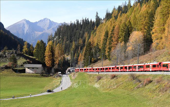 Thụy Sĩ lập kỷ lục đoàn tàu chở khách dài nhất thế giới - Ảnh 1.