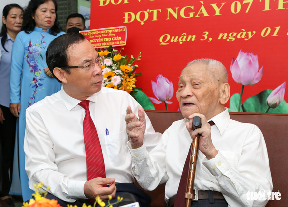 Trao Huy hiệu 85 năm tuổi Đảng cho ông Nguyễn Thọ Chân - Ảnh 2.