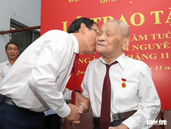 Trao Huy hiệu 85 năm tuổi Đảng cho ông Nguyễn Thọ Chân - Ảnh 4.