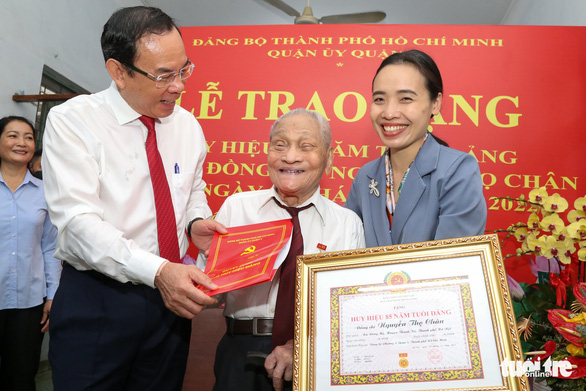 Trao Huy hiệu 85 năm tuổi Đảng cho ông Nguyễn Thọ Chân - Ảnh 1.