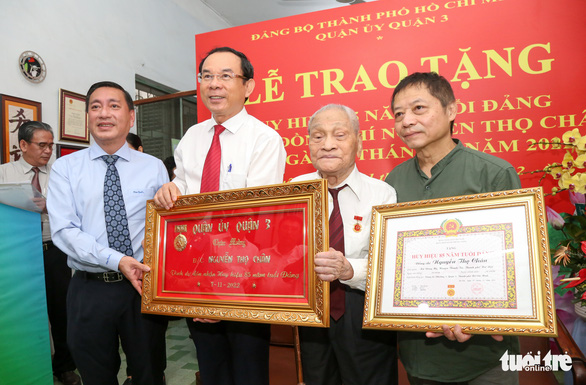Trao Huy hiệu 85 năm tuổi Đảng cho ông Nguyễn Thọ Chân - Ảnh 3.