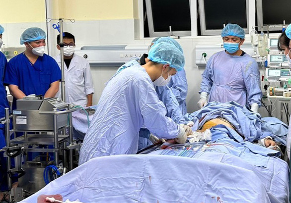 Lâm Đồng lần đầu dùng tim phổi nhân tạo ECMO cứu sống bệnh nhân nguy kịch - Ảnh 2.