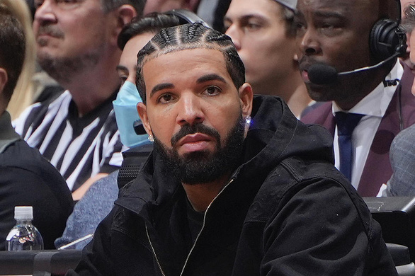 Rapper Drake chơi lớn tặng ‘cả lố’ túi hiệu cho dàn vũ công thoát y - Ảnh 2.