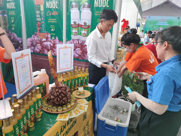 Hồng treo gió Lâm Đồng, mật hoa dừa Trà Vinh, ca cao Đắk Lắk... tại tuần hàng OCOP - Ảnh 8.