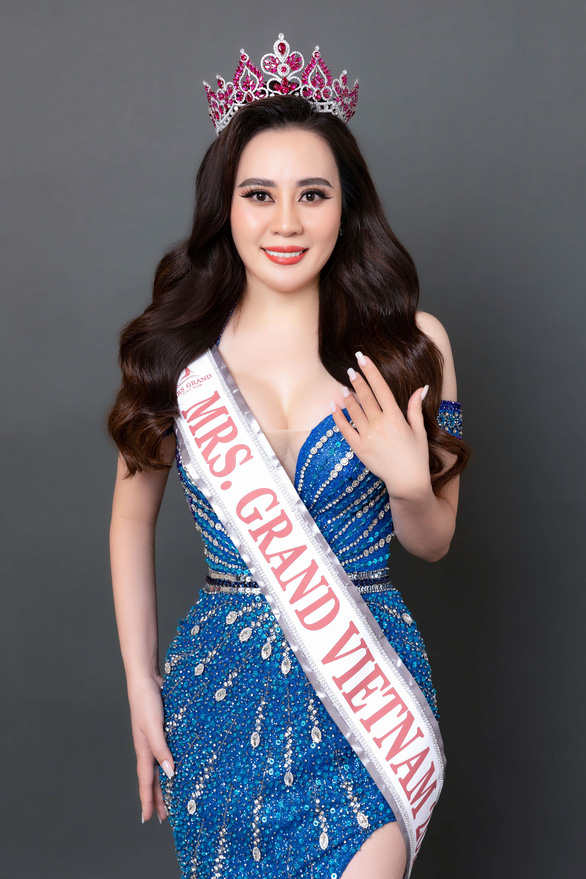 Hoa hậu Phan Kim Oanh chọn váy dạ hội nào đến Mrs Grand International 2022? - Ảnh 2.