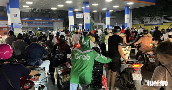 Thủ tướng yêu cầu bộ trưởng Công Thương giải quyết dứt điểm tình trạng thiếu xăng dầu cục bộ - Ảnh 1. Thủ tướng yêu cầu bộ trưởng Công Thương giải quyết dứt điểm tình trạng thiếu xăng dầu cục bộ - Ảnh 1.