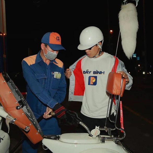 Ảnh vui 13-11: Hoàng thượng thân chinh đi bắt tội phạm - Ảnh 4. Ảnh vui 13-11: Hoàng thượng thân chinh đi bắt tội phạm - Ảnh 4.
