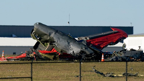 2 máy bay quân sự đâm nhau ở Mỹ: 6 người nghi thiệt mạng, nhân chứng bật khóc - Ảnh 1.