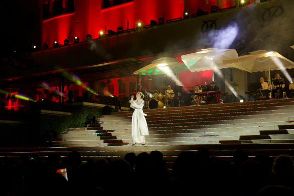 Love Songs - Love Vietnam đầu tiên của Hồ Ngọc Hà diễn ra trong đêm mưa Đà Lạt - Ảnh 3.