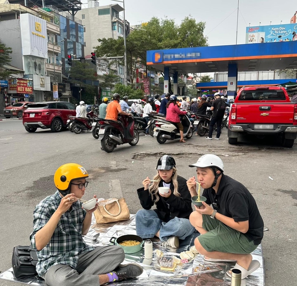 Người dân làm gì ở cây xăng? - Ảnh 1. Người dân làm gì ở cây xăng? - Ảnh 1.