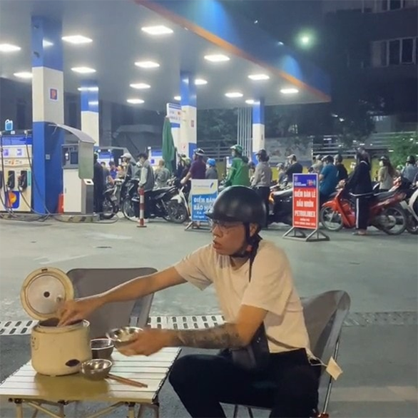 Người dân làm gì ở cây xăng? - Ảnh 2. Người dân làm gì ở cây xăng? - Ảnh 2.