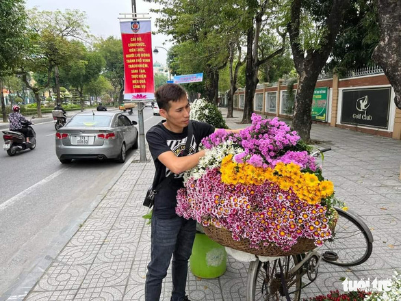 Tranh cãi chuyện xử lý người bán hoa dạo trên phố - Ảnh 2.