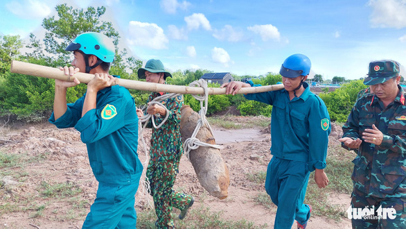 Phát hiện quả bom 112kg còn ngòi nổ - Ảnh 2.