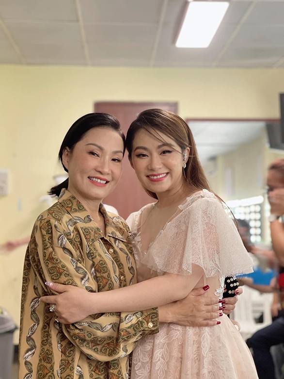 Ảnh vui sao Việt 15-11: Trấn Thành - Hari Won tình cảm sau tin đồn đổ vỡ - Ảnh 5. Ảnh vui sao Việt 15-11: Trấn Thành - Hari Won tình cảm sau tin đồn đổ vỡ - Ảnh 5.