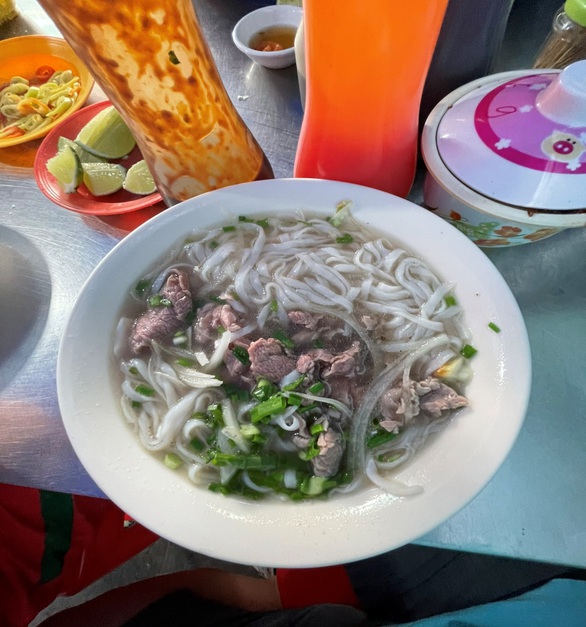 Bao năm lập nghiệp ở Sài thành, tôi gắn bó với tiệm phở bình dân - Ảnh 3. Bao năm lập nghiệp ở Sài thành, tôi gắn bó với tiệm phở bình dân - Ảnh 3.