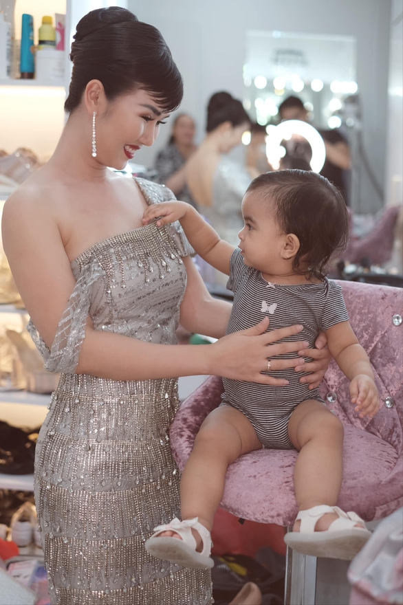 Con gái Võ Hạ Trâm khiến fan mẹ ‘lọt hố’ vì hành động hài hước - Ảnh 2. Con gái Võ Hạ Trâm khiến fan mẹ ‘lọt hố’ vì hành động hài hước - Ảnh 2.