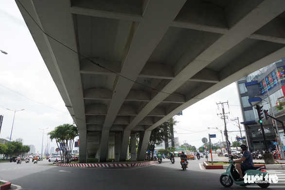 Điều chỉnh giao thông 3 đêm để kiểm định cầu vượt Nguyễn Hữu Cảnh - Ảnh 1.