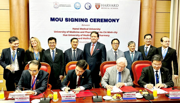 Ba trường đại học y hàng đầu Việt Nam ký hợp tác với đại học y khoa hàng đầu thế giới - Ảnh 1.
