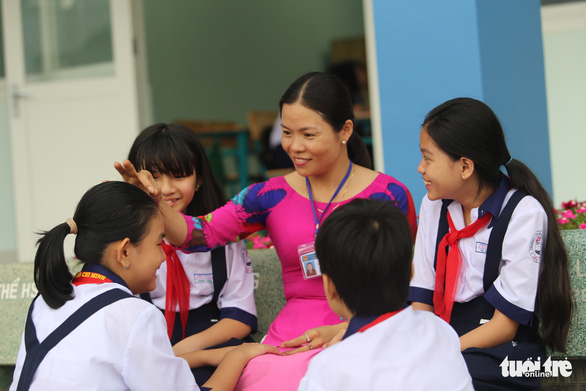 ‘Muốn sang thì bắc cầu kiều, muốn con hay chữ phải yêu lấy thầy’ - Ảnh 3.