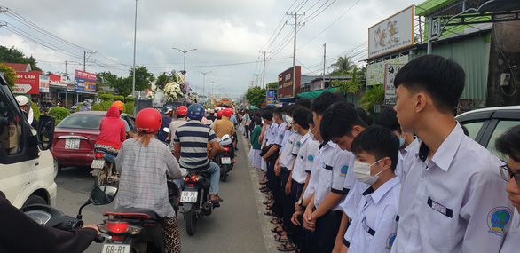 Vụ mượn xe biển số xanh gây tai nạn: Học sinh, thầy cô tiễn đưa nữ sinh tử vong - Ảnh 3.