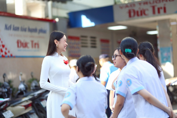 Hoa hậu Ban Mai xinh tươi về thăm trường cũ, giao lưu truyền cảm hứng cho đàn em - Ảnh 2.