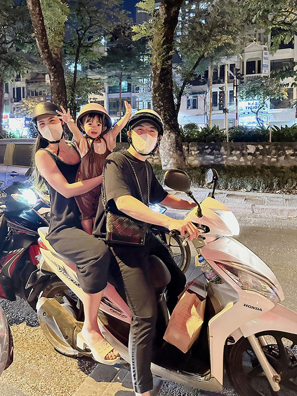 Ảnh vui sao Việt 18-11: Gia đình Đông Nhi đi xe máy khám phá Hà Nội - Ảnh 1.