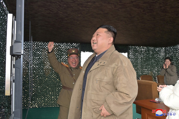 Tin thế giới 19-11: Ông Kim Jong Un dắt vợ con xem phóng tên lửa đạn đạo xuyên lục địa - Ảnh 1.